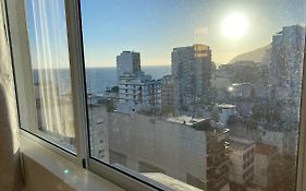 Duas suítes na segunda quadra da praia